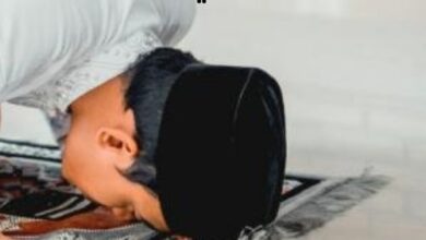 صوره رجل يسجد في المسجد مكتوب عليها صلاة الجمعة في المنام للنابلسي Friday prayer in a dream according to Al-Nabulsi