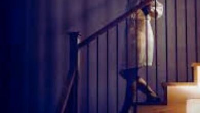 صورة بها فتاة تنزل على الدرج مكتوب عليها تفسير حلم نزول الدرج في المنام Interpretation of a dream about descending the stairs in a dream